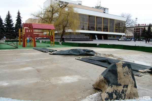 У центрі Луцька  демонтовують дитяче містечко і збираються зняти бруківку