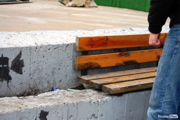 У центрі Луцька  демонтовують дитяче містечко і збираються зняти бруківку