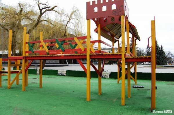 У центрі Луцька  демонтовують дитяче містечко і збираються зняти бруківку