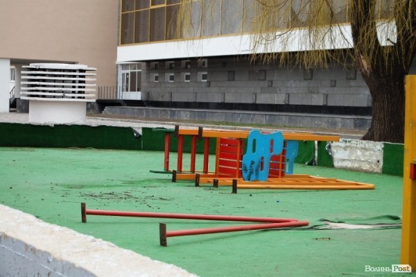 У центрі Луцька  демонтовують дитяче містечко і збираються зняти бруківку