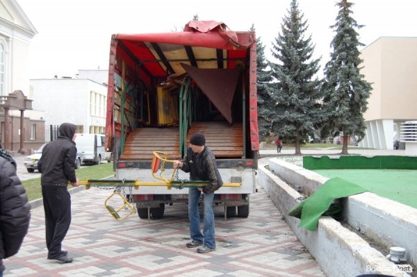 У центрі Луцька  демонтовують дитяче містечко і збираються зняти бруківку