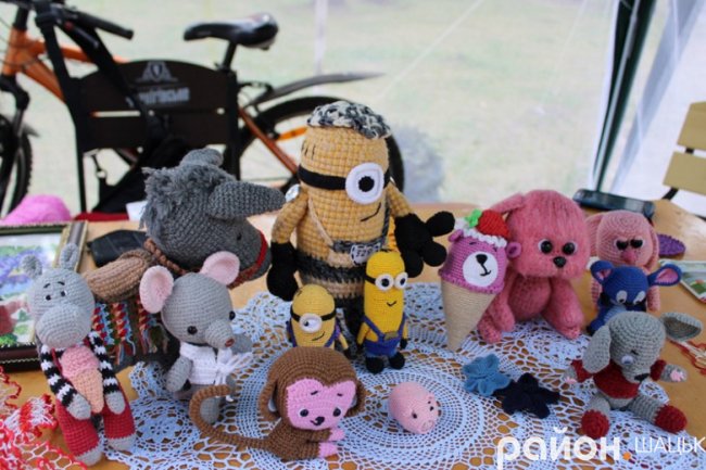 Умілець з Волині вишиває бісером і в'яже іграшки гачком. ФОТО