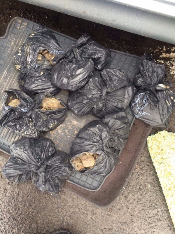 На Волинській митниці вилучили майже 5 кілограмів бурштину. ФОТО