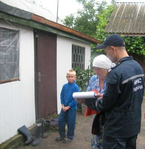 Рятувальники ходили в гості до одиноких бабусь