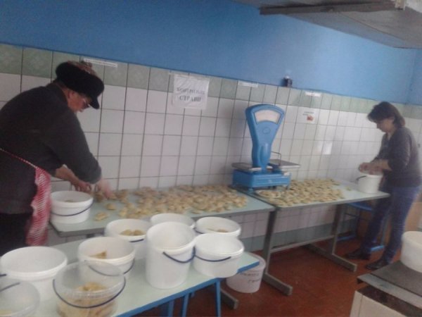 У Торчині наліпили 20 відер вареників для бійців на Схід