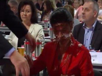 Німецькому політику кинули торт в обличчя через заклики зняти санкції проти Росії. ВІДЕО