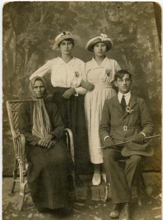 Мешканці повітового міста Дубно на ретросвітлинах