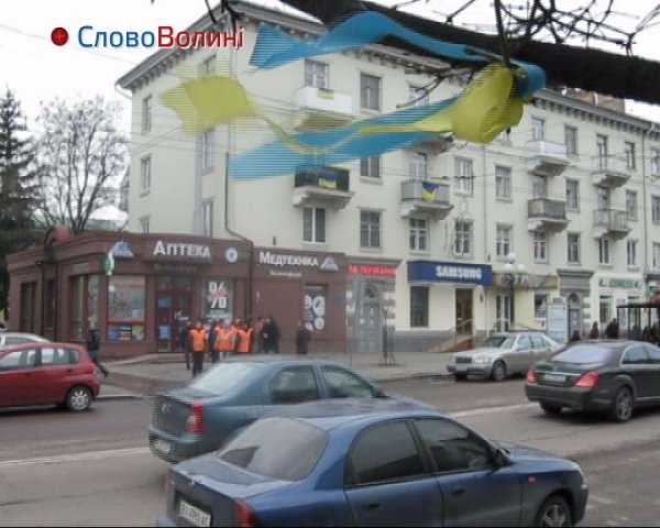 «Stop хам», - «Автомайдан» у Луцьку вчить водіїв паркуватися. ВІДЕО  