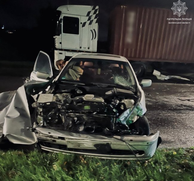 Поблизу Луцька Volkswagen зіткнувся з навчальним авто