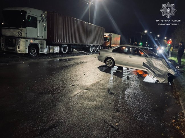 Поблизу Луцька Volkswagen зіткнувся з навчальним авто