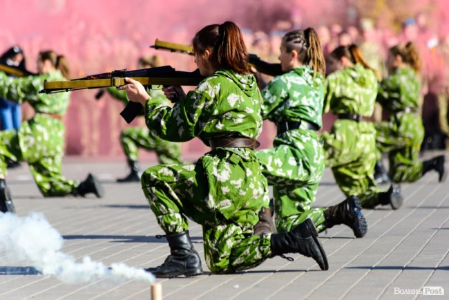 У центрі Луцька майже пів тисячі ліцеїстів склали присягу. ФОТО