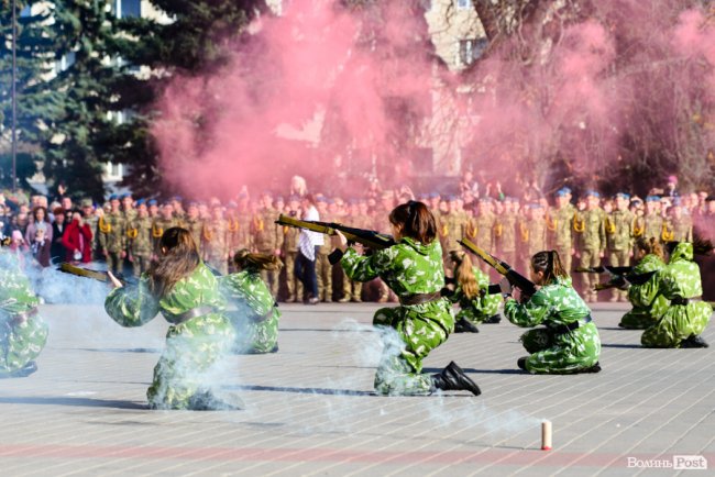 У центрі Луцька майже пів тисячі ліцеїстів склали присягу. ФОТО