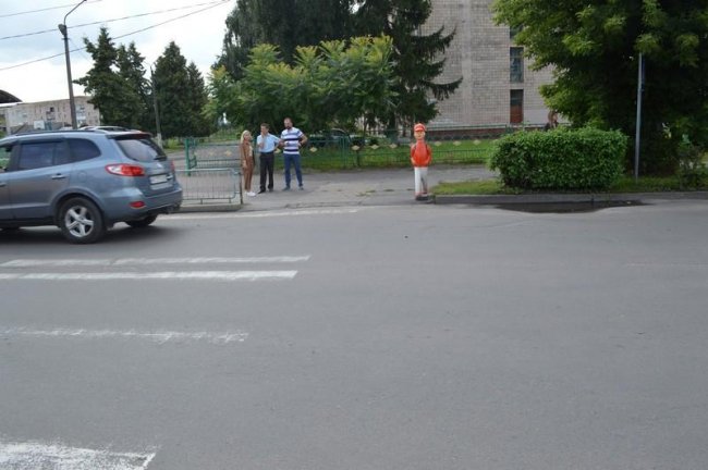 «Лежачий поліцейський» та нова розмітка біля шкіл: дороги Ковеля готують до навчального року. ФОТО