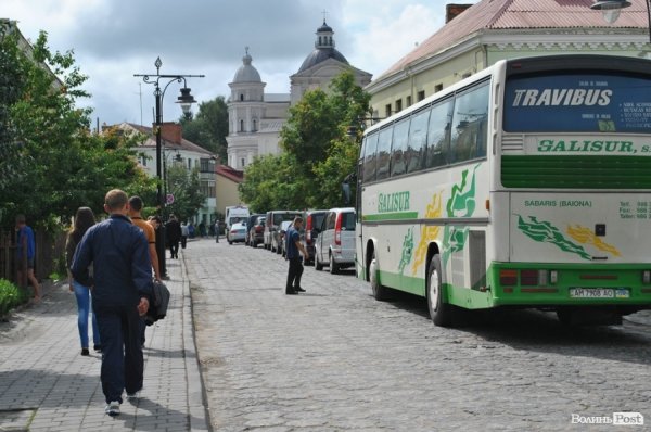На вулиці Братковського припаркувалося чимало вірян