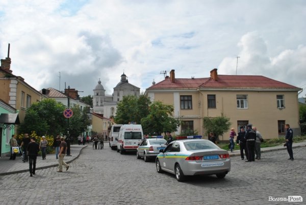 Перед костелом правоохоронці перевіряли в усіх вміст сумок