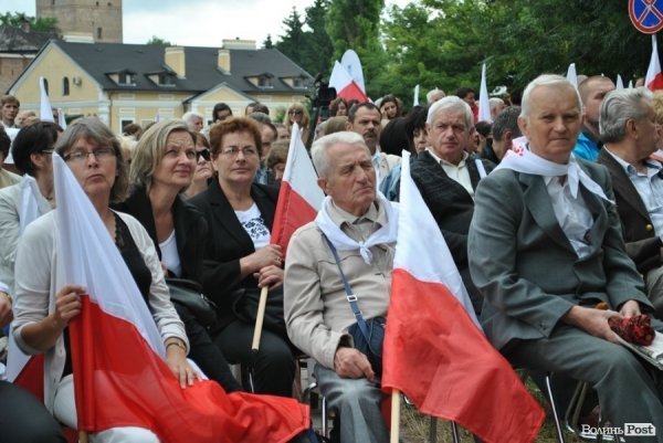 Біля костелу встановили екран, на якому транслювали службу