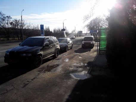 Луцьк: припарковані автомобілі блокують автобусну зупинку. ФОТО