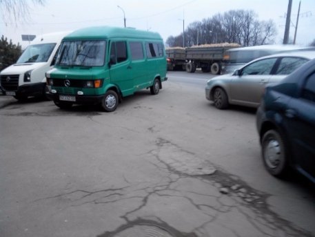 Луцьк: припарковані автомобілі блокують автобусну зупинку. ФОТО