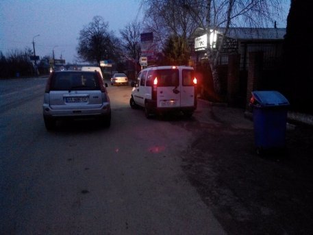 Луцьк: припарковані автомобілі блокують автобусну зупинку. ФОТО