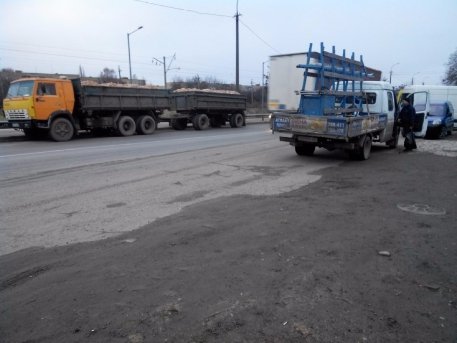 Луцьк: припарковані автомобілі блокують автобусну зупинку. ФОТО