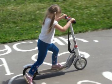 У Луцьку 7-річна дівчинка на самокаті виїхала на дорогу і зіткнулася з авто 