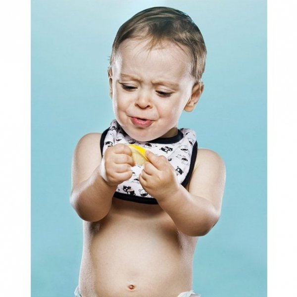 Діти, які їдять лимон. ФОТО