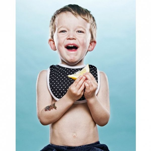 Діти, які їдять лимон. ФОТО