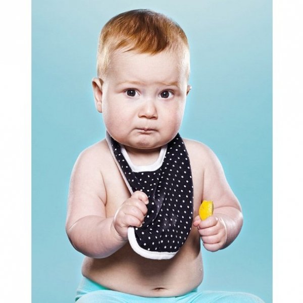 Діти, які їдять лимон. ФОТО