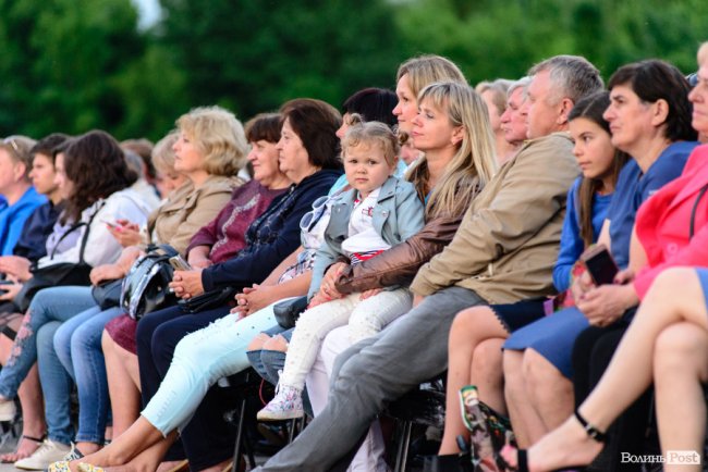 До Винника – навіть на милицях. ФОТОРЕПОРТАЖ із грандіозного концерту у Луцьку