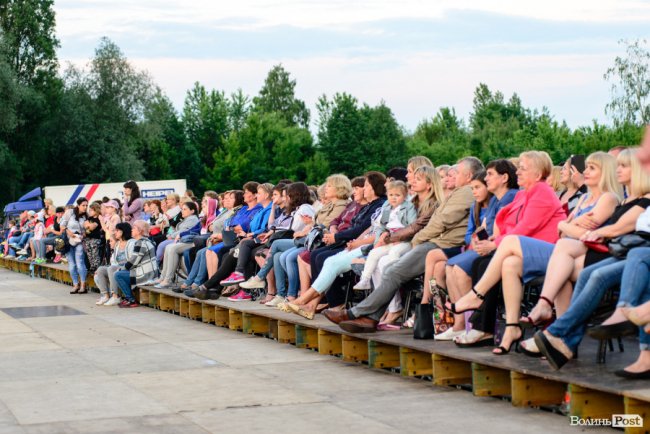 До Винника – навіть на милицях. ФОТОРЕПОРТАЖ із грандіозного концерту у Луцьку