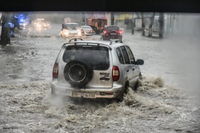 Одесу після снігопаду «накрила» злива: авто пливуть вулицями. ФОТО