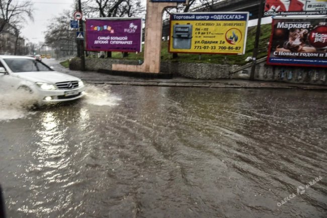Одесу після снігопаду «накрила» злива: авто пливуть вулицями. ФОТО