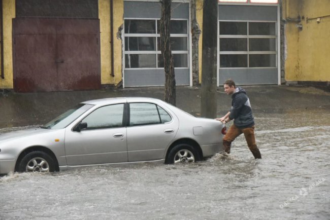 Одесу після снігопаду «накрила» злива: авто пливуть вулицями. ФОТО