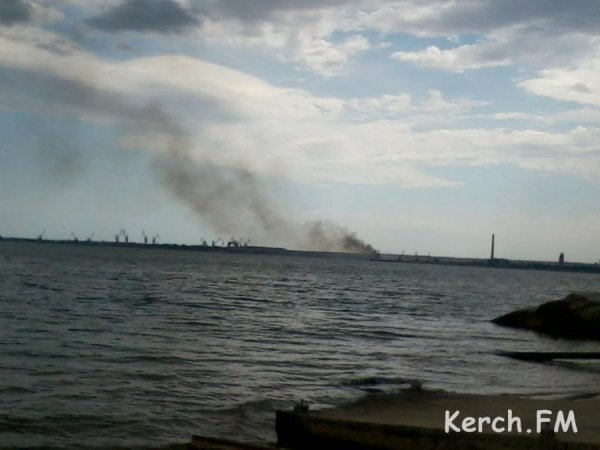 У Керчі горів порт. ФОТО. ВІДЕО