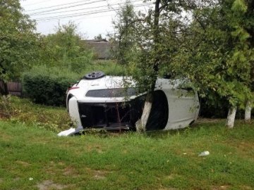 Поблизу Луцька водій легковика виїхав на зустрічну, протаранив припаркований автомобіль та злетів у кювет. ФОТО