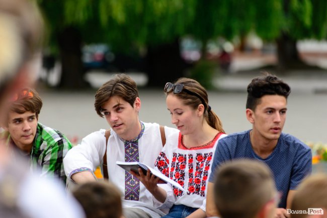 Людей було мало, але прийшли патріоти: у Луцьку відбулася акція «Мова об'єднує». ФОТО