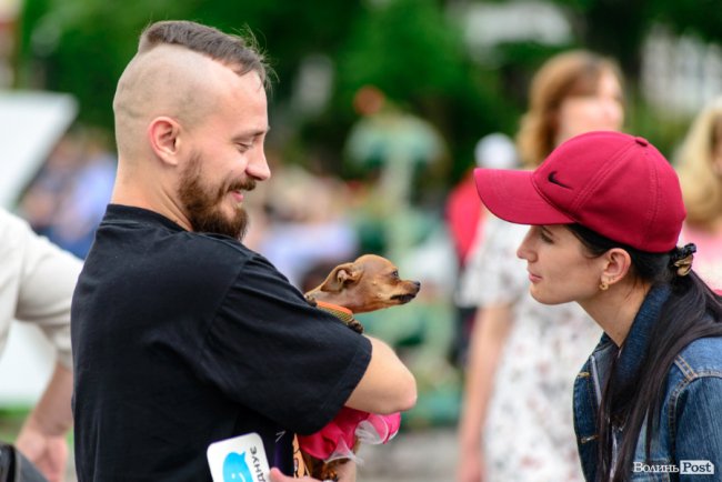 Людей було мало, але прийшли патріоти: у Луцьку відбулася акція «Мова об'єднує». ФОТО