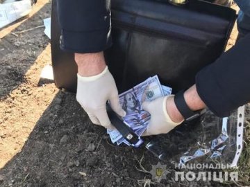 Волинському посадовцю, який попався на хабарі, оголосили про підозру