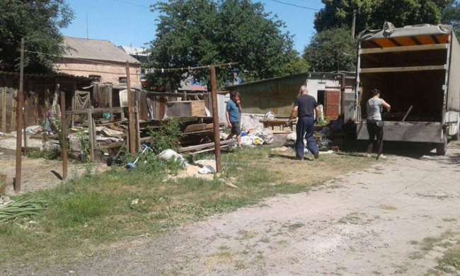 Нова сім'я покинутого в луцькій лікарні хлопчика завезла подарунки у дитбудинок. ФОТО