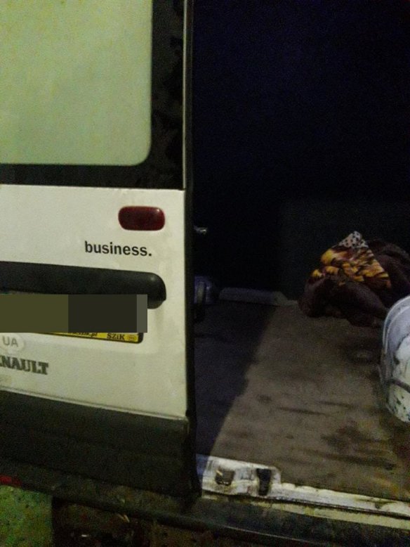 Волинські прикордонники затримали мікроавтобус з контрабандним куривом. ВІДЕО