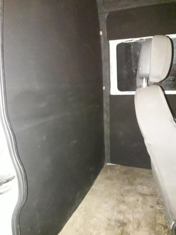 Волинські прикордонники затримали мікроавтобус з контрабандним куривом. ВІДЕО