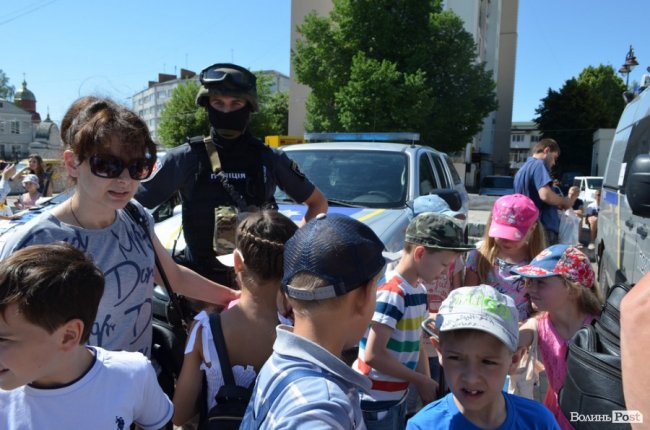 У центрі Луцька - діти зі зброєю. ФОТО