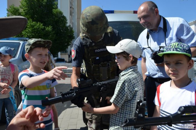 У центрі Луцька - діти зі зброєю. ФОТО