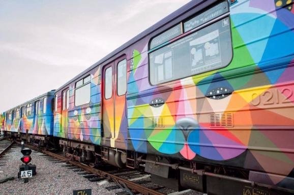 У київському метро з'явився потяг-мурал. ФОТО