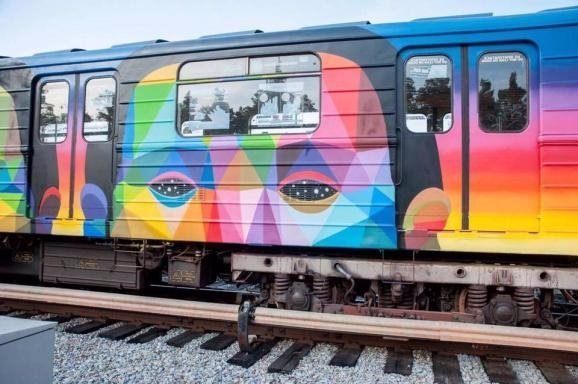 У київському метро з'явився потяг-мурал. ФОТО