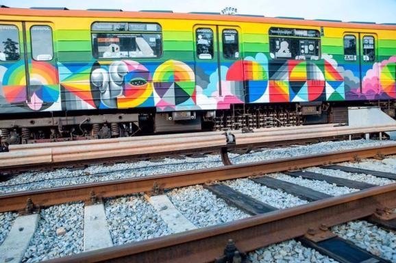 У київському метро з'явився потяг-мурал. ФОТО