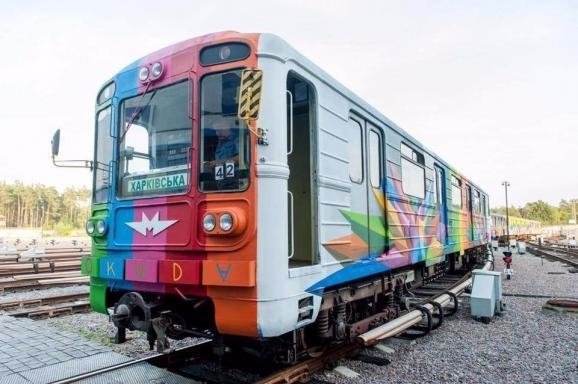 У київському метро з'явився потяг-мурал. ФОТО