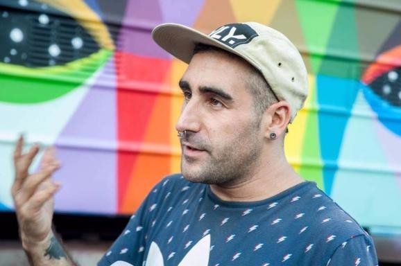 У київському метро з'явився потяг-мурал. ФОТО