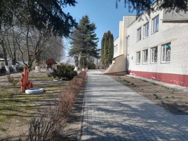 Пішохідні доріжки на території дитсадка у селі неподалік Луцька не ремонтували більше 30 років. ФОТО