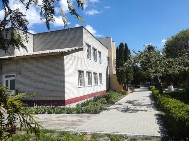 Пішохідні доріжки на території дитсадка у селі неподалік Луцька не ремонтували більше 30 років. ФОТО